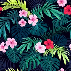 Nahtloses handgezeichnetes tropisches Vektormuster mit hellen Hibiskusblüten und exotischen Palmblättern auf dunklem Hintergrund. © Ms.Moloko