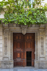 historische Tür an einem alten Haus in Barcelona / Spanien