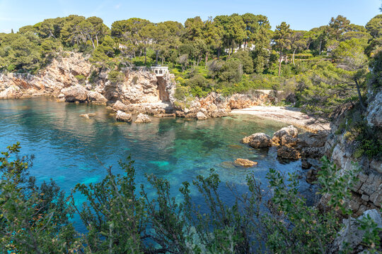 Paysage en bord de mer sur le Cap d'Antibes dans la baie des milliardaires
