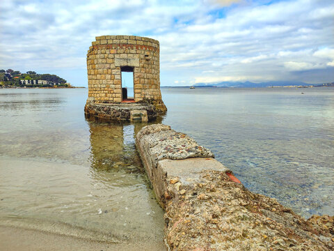 Vestige d'une tour et paysage en bord de mer sur le Cap d'Antibes sur la plage des ondes