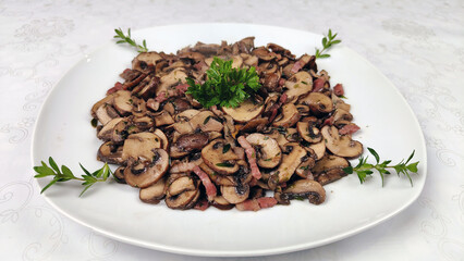 Cogumelos salteados com bacon e ervas aromáticas