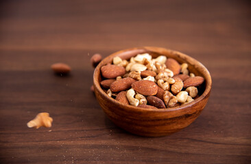 木の器に盛られたミックスナッツ