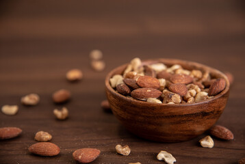 木の器に盛られたミックスナッツ