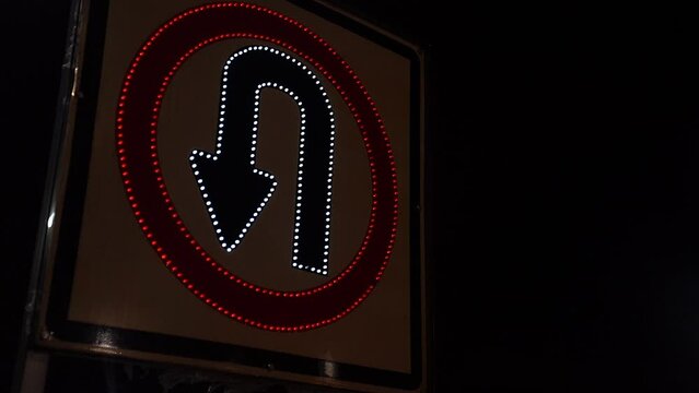 Se&ntilde;al de transito de retorno en la noche, encendi&eacute;ndose y apag&aacute;ndose en 4k