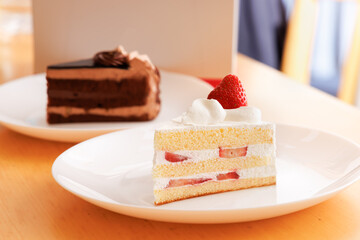 美味しそうなショートケーキとチョコレートケーキ