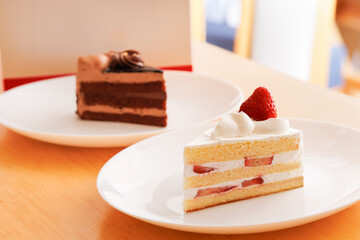 美味しそうなショートケーキとチョコレートケーキ