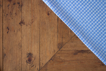 Mantel de cuadros azul sobre mesa de madera