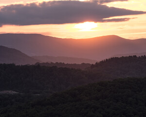 Fototapeta premium Sun Begins to Set Below Blue Ridge Mountains