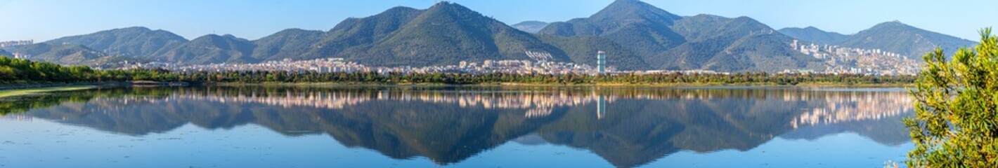 Izmir City Forest is like the lungs of the city in the city. The flowers blooming on the trees in spring, the flamingos and other birds in the lagoon offer a magical viewing pleasure.