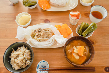 日常素材　鶏むねときのこの包み蒸し定食