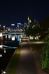 Frankfurt am Main in der Nacht mit Blick auf den Main und die Skyline