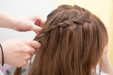ヘアセットをする女性の頭　Hair set	
