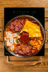햄 소세지 김치를 넣어 만든 부대찌개