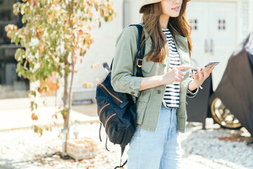 携帯電話で検索する女性　search