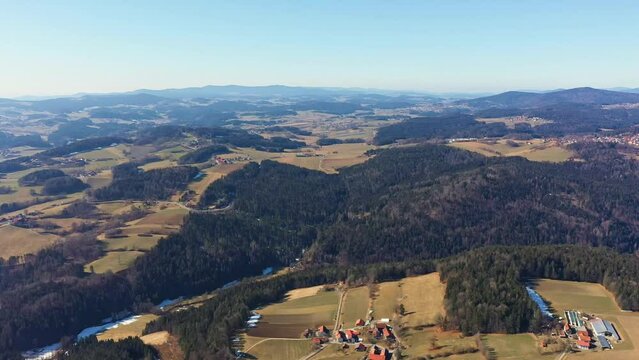 Filmmaterial des Bayerischen Wald bei Grafenau und Grossarmschlag mit Blick in Richtung Bömen zu den Bergen Rachel Lusen und Arber im Frühling, Deutschland