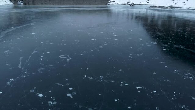 lago ghiacciato in inverno, riprese drone