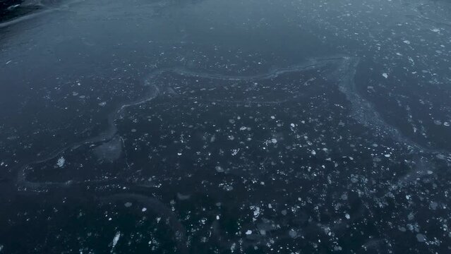 lago ghiacciato in inverno, riprese drone