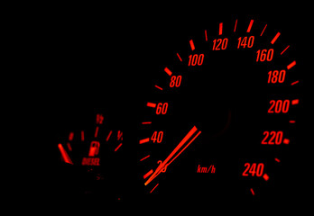 06.01.2022, Tacho eines Autos. Beleuchteter Tacho.