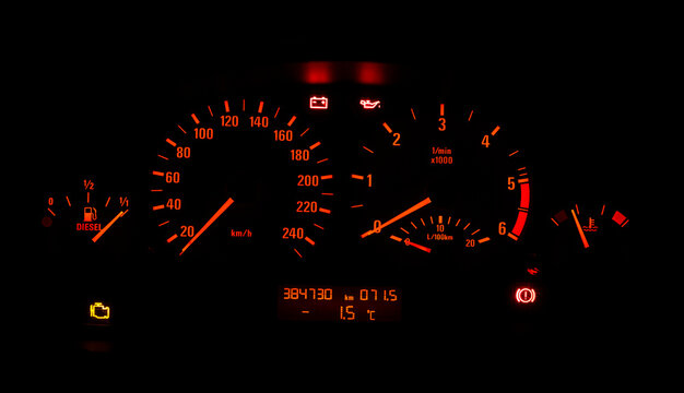 06.01.2022, Tacho eines Autos. Beleuchteter Tacho mit diversen Kontrollleuchten.
