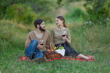 Naklejka na ściany i meble couple drinking wine from glasses in nature