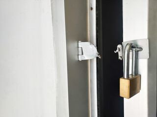 The padlock is broken but the Door Buckles are destroyed.The door lock was broken.Break the key hinge to steal.