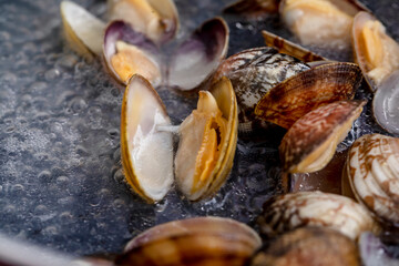 調理されるあさり　cooking	