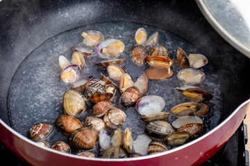 調理されるあさり　cooking	