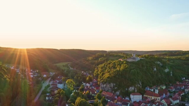 Filmmaterial der Burg mit dem Markt Kallm&uuml;nz in Bayern bei Sonnenuntergang im Fr&uuml;hling in der Oberpfalz, Deutschland