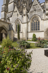 Fototapeta na wymiar Jardin du cloître de la cathédrale de Saintes 