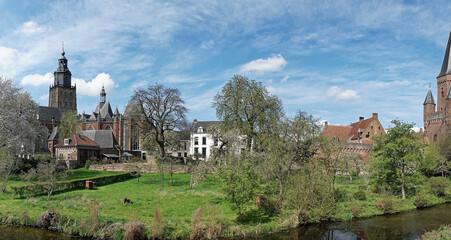 Blick vom Martinesingel auf die Kirche Walburgiskerk und das Stadttor Drogenapstoren. Zutphen...