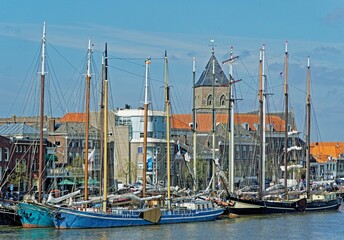 Schiffe im Hafen von Kampen, Provinz Overijssel , Niederlande - obrazy, fototapety, plakaty
