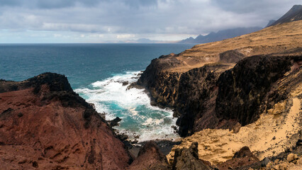 Fototapeta na wymiar Vista panorámica de los acantilados en la costa de Punta Jandia, Fuerteventura, Islas Canarias, 