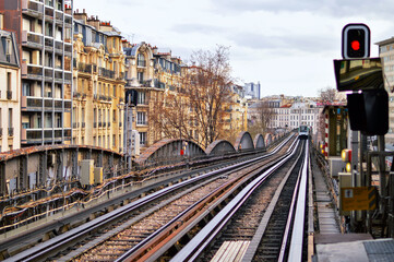 パリの住宅街とメトロ