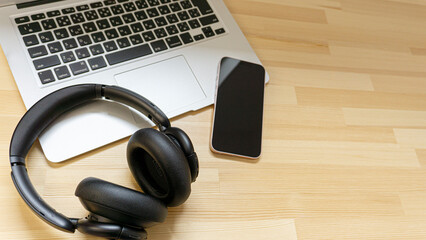 Obraz na płótnie Canvas Laptop and headphones on the desk
