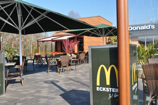 Mc Donald`s Filiale: der sehr sch&ouml;ne Au&szlig;enbereich vom Mc Donald`s Restaurant in Holdorf