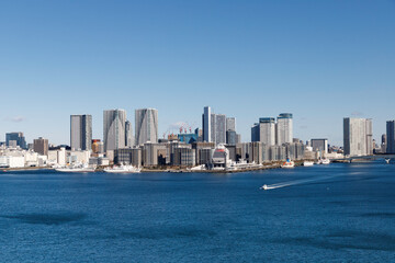 Obraz premium 快晴のレインボーブリッジから見た晴海ふ頭のビル群