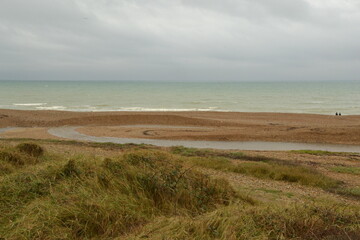 plage du nord de la France, plage à marée basse, rochers sur la plage