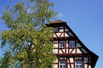 Das alte Pfarrhaus in Nellingen wurde 1565 erbaut und noch heute strahlt das historische...