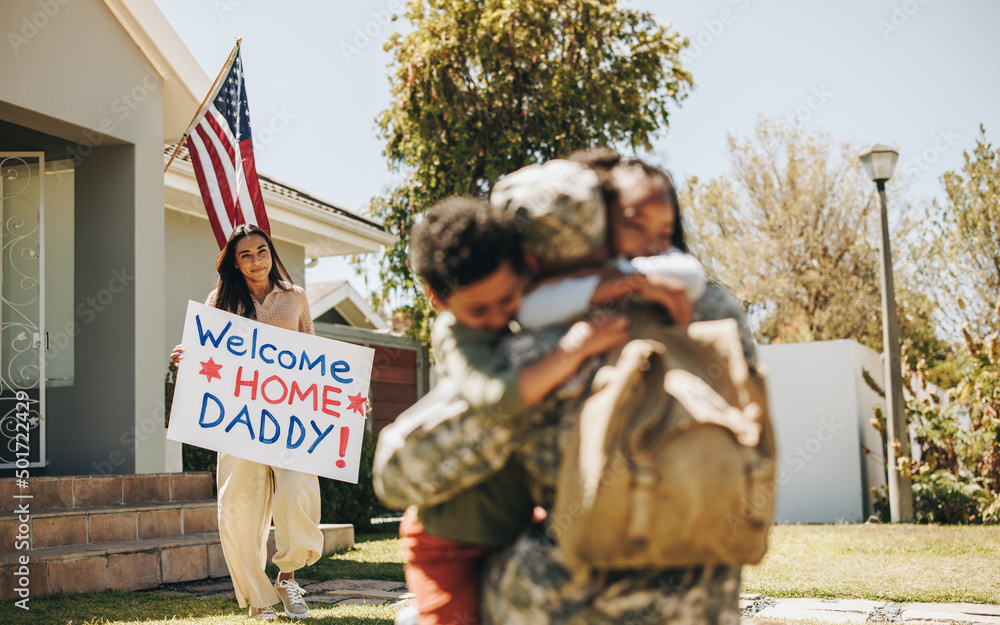 Canvas Prints soldier receiving a warm welcome from his family