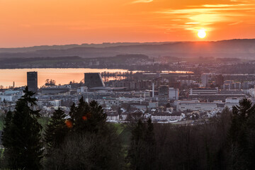 Stadt im Sonnenuntergang