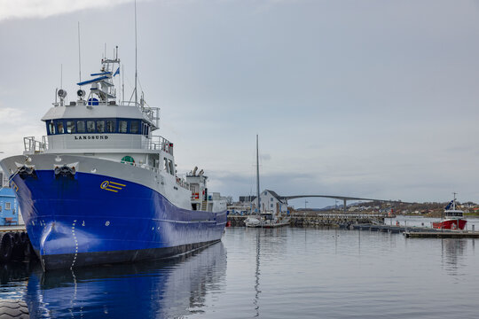 MS Langsund is a Norwegian wellboat built in 2002 at Aas Mekaniske Verksted as building number 162. The ship was the third wellboat Aas delivered to Br&oslash;nnb&aring;tservice AS - Here in Br&oslash;nn&oslash;ysund harbor