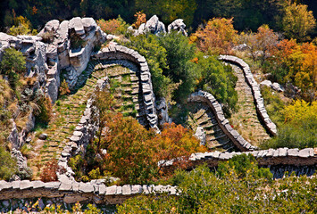 Obraz premium ZAGORI REGION, GREECE. The Scala of Vradeto, a fantastic stone path, a real masterpiece of traditional engineering, Ioannina, Greece.