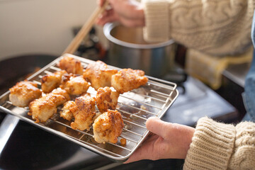 家事・料理素材　唐揚げをあげる女性