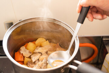 家事・料理素材　煮物を煮込むイメージ素材