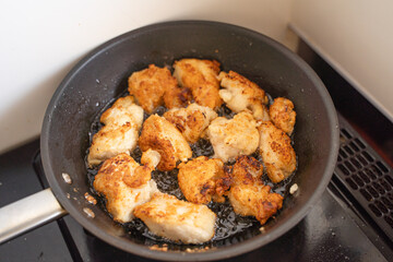 家事・料理素材　唐揚げをあげるイメージ素材