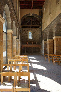 Holzst&uuml;hle im Sonnenschein und altes Mauerwerk mit Rundb&ouml;gen der alten Basilika und Kapelle des Kloster Schiffenberg in Gie&szlig;en an der Lahn in Hessen