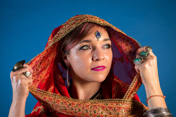 Mujer tradicional vestida de seda roja