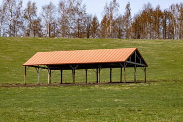 北海道の牧草畑の真ん中にポツンとある農作業小屋