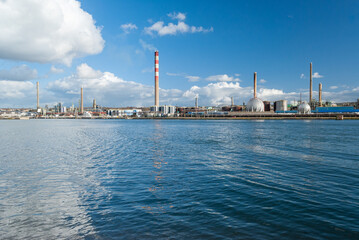 Fototapeta na wymiar Raffinerie Petroplus (Shell) Petit-Couronne. Vue coté rive droite de la Seine. Une plateforme logistique géante pour Amazon était prévue depuis 2020