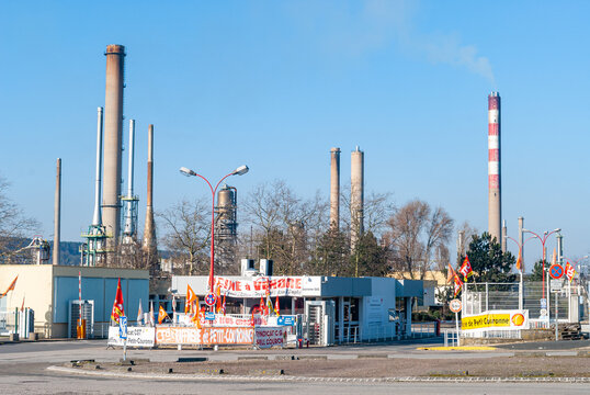 Raffinerie Petroplus (Shell) Petit-Couronne. Entr&eacute;e principale de l'usine. Manifestation CGT. Une plateforme logistique g&eacute;ante pour Amazon &eacute;tait pr&eacute;vue depuis 2020